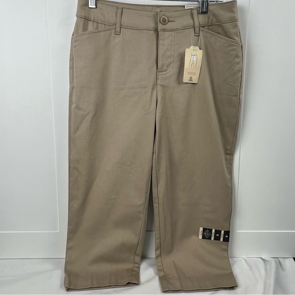 St. John’s Bay NWT Khaki Biscotti Capri Pants Women’s Size 6